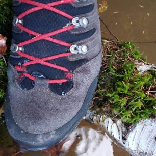 ADEMM PROTECT FABRIC SPRAY - po nanasení přípravku boty odpuzují vodu a vlhkost