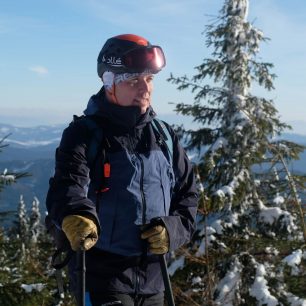 Michal Lollok v bundě FORCLAZ TREK 500 na skialpech na Lysé hoře