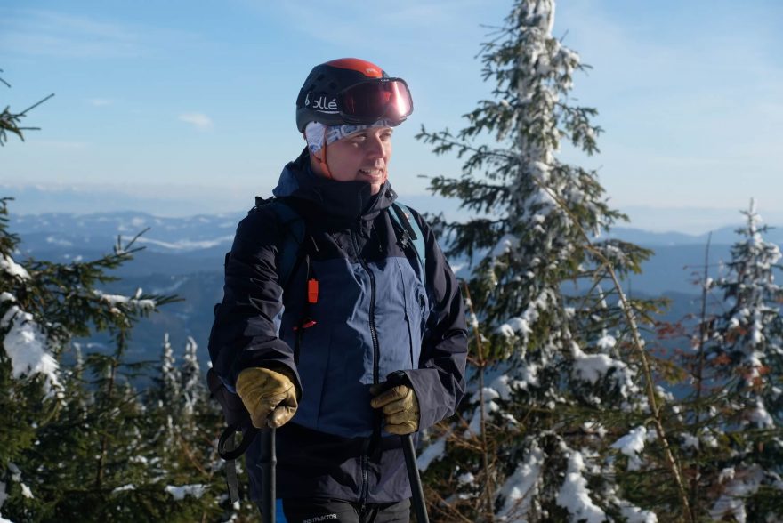 Michal Lollok v bundě FORCLAZ TREK 500 na skialpech na Lysé hoře