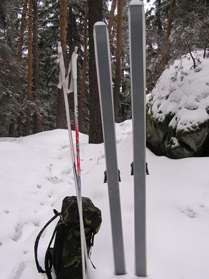 Na široké BC běžky lze využít i úzký stoupací pás na skialp