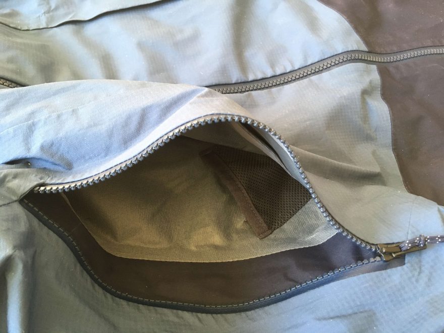 Skrytá síťovaná kapsička skrytá v pravé přední kapse