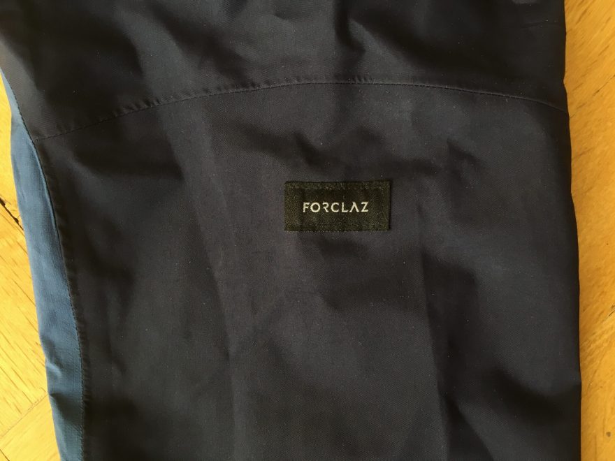 Štítek výrobce a detail kvalitního zpracování švů