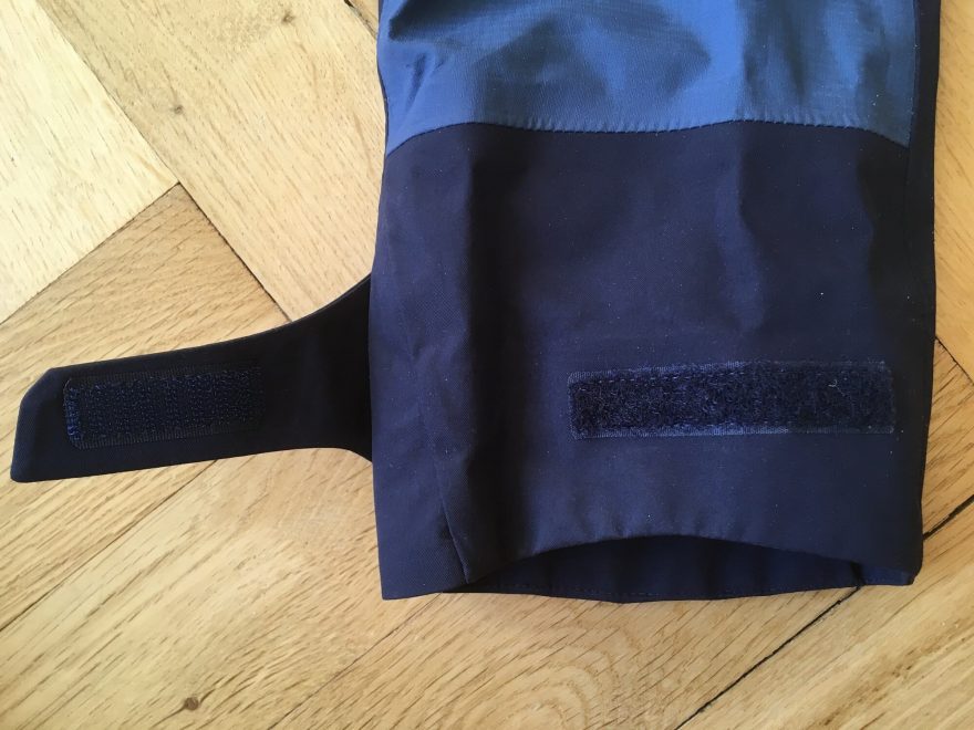 Suchý zip pro stažení rukávů bundy