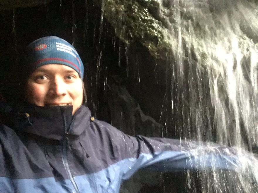 Testování bundy pod vodopádem při zimní turistice