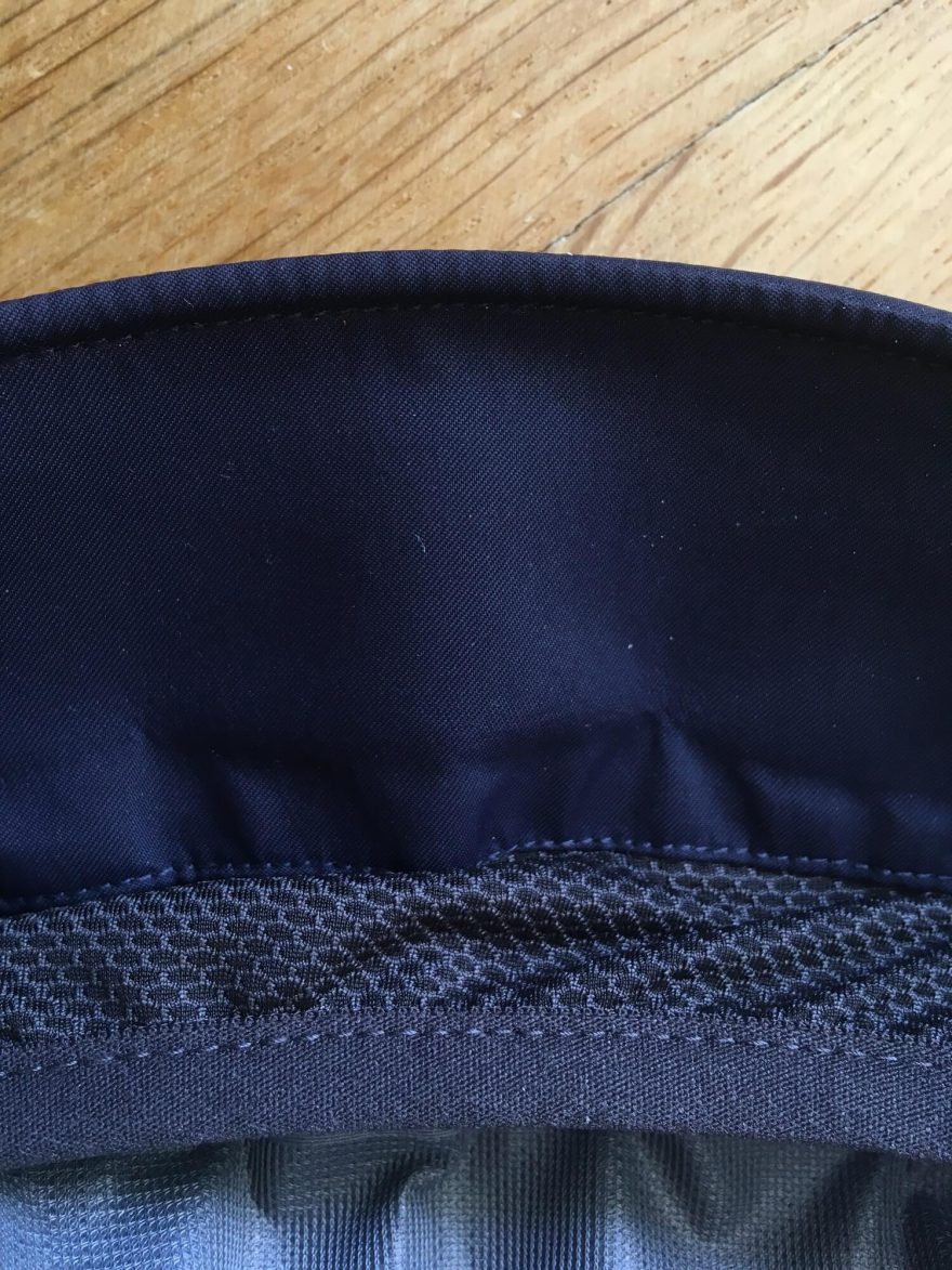 Zpracování štítku kapuce bundy v detailu