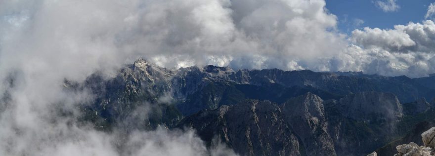 Výhledy na triglavský masiv od chaty Zavetišče pod Špičkom, Julské Alpy