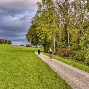 Díky rovinatému profilu a perfektnímu zázemí je stezka vhodná pro uživatele všech kategorií včetně seniorů nebo rodin s dětmi.