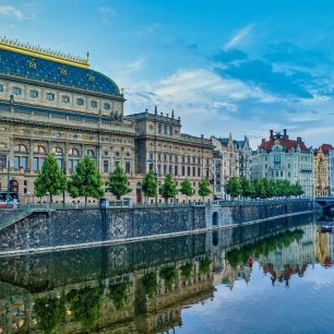 Národní divadlo na břehu Vltavy v Praze.