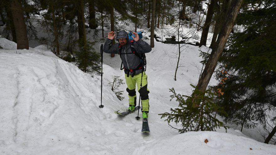Začíná něco padat a nasazuji kapuci - Faramugo PERAK