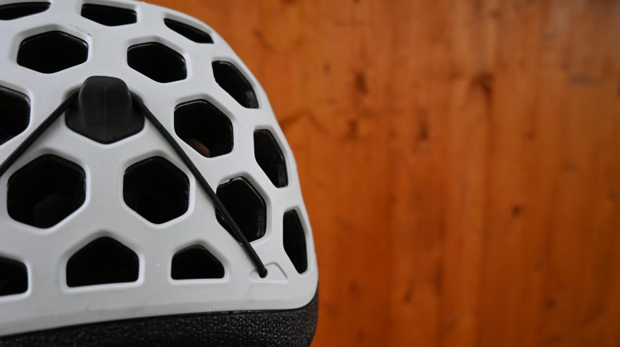 Detail gumičky na zajištění popruhu čelovky nebo brýlí . SINGING ROCK HEX