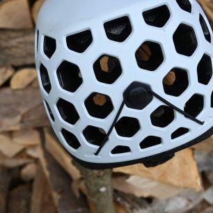 Plastový háček na zajištění gumičky na helmě SINGING ROCK HEX - detail