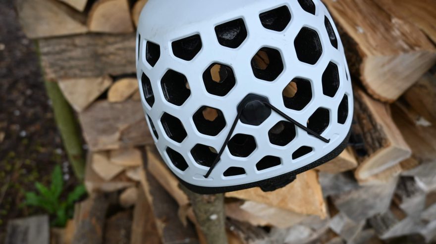 Plastový háček na zajištění gumičky na helmě SINGING ROCK HEX - detail