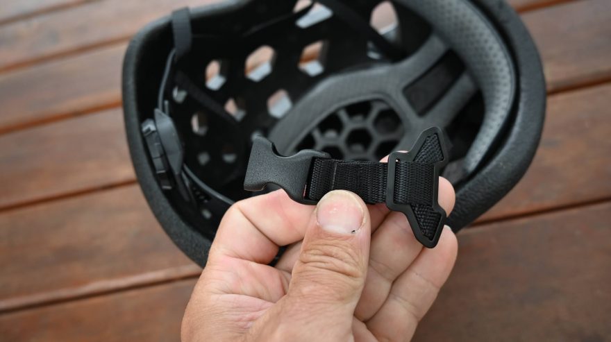 Popruh a spony působí ve srovnání s helmou poněkud laciným dojmem - SINGING ROCK HEX