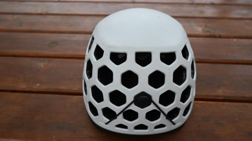 Spousty ventilačních otvorů u helmy SINGING ROCK HEX