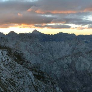 Východ slunce v Julských Alpách na hranici s Itálií. Vpravo Jalovec.