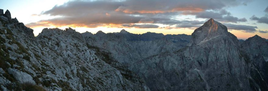 Východ slunce v Julských Alpách na hranici s Itálií. Vpravo Jalovec.