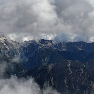 Výhledy na triglavský masiv od chaty Zavetišče pod Špičkom, Julské Alpy