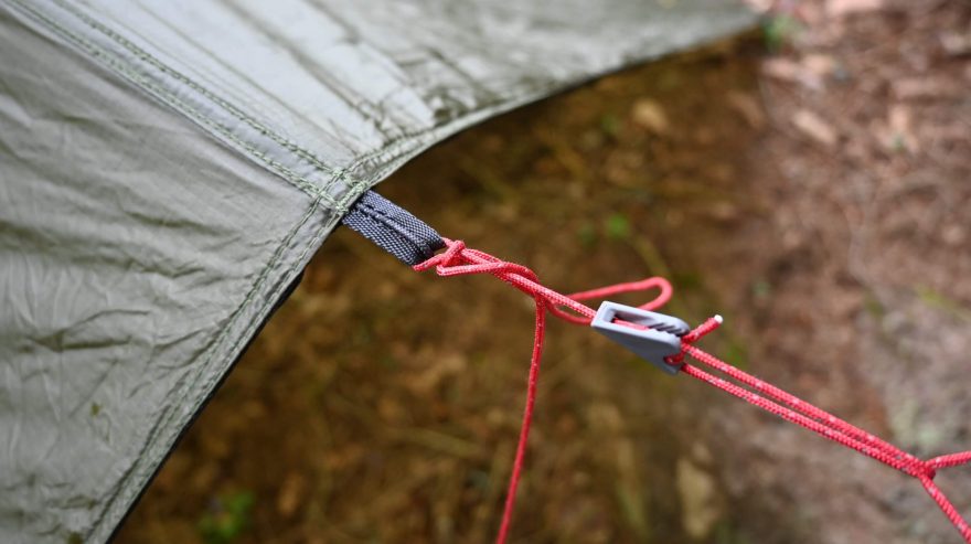 Detail středového oka a reflexní šňůry - WARMPEACE SHELTER TARP
