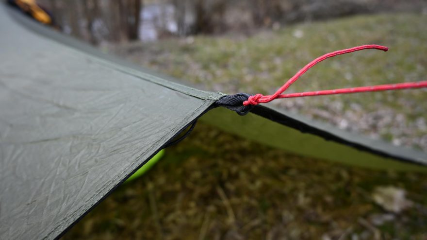 Natažení přes středové oko a popruh s oky - WARMPEACE SHELTER TARP