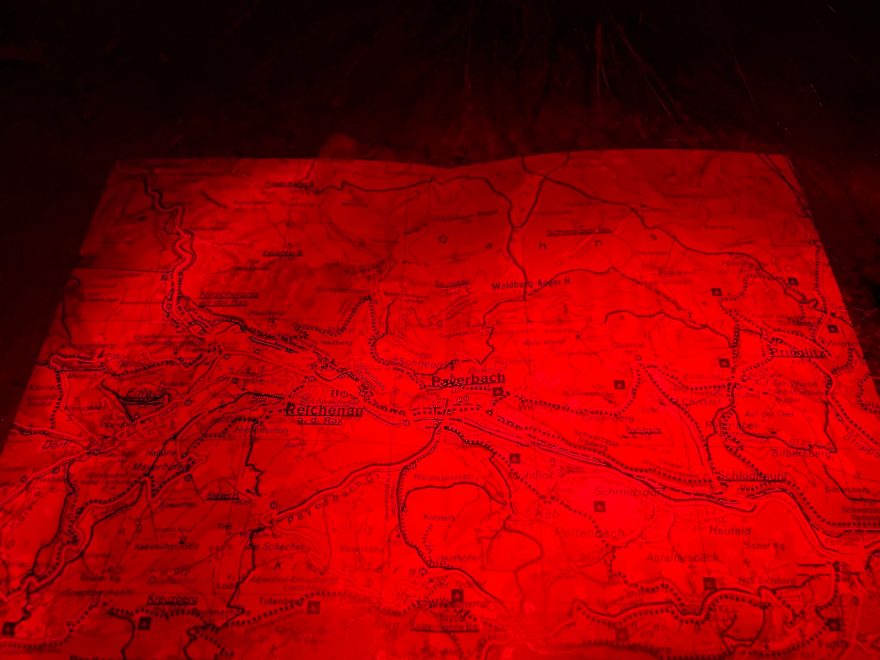 Červené světlo čelovky Ledlenser H19R Signature v noci neoslňuje.