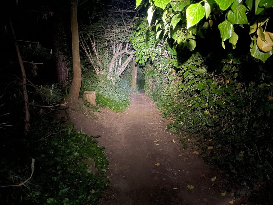 Svit ÚZKÉHO kuželu čelovky Ledlenser H19R Signature.