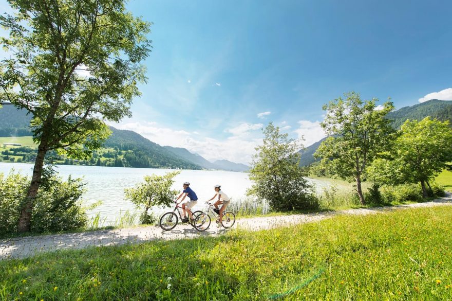 Cyklistika u jezera Weissensee. Korutany jsou rájem pro cyklisty.