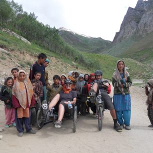 Obklopeni dětmi, kterých bylo vždy a všude hodně, Ladakh Indie.
