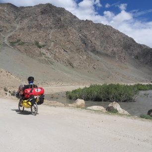 Silnice táhnoucí se údolím řeky Suru byla někdy slušná a někdy ne, Ladakh, Indie