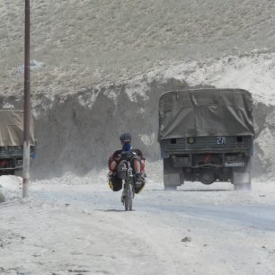 Kolony vojenských náklaďáků mívaly i 40 vozidel, Ladakh, Indie