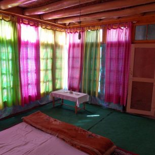 Příjemný pokojík, na který jsme narazili první noc na cestě. Ladakh, Indie