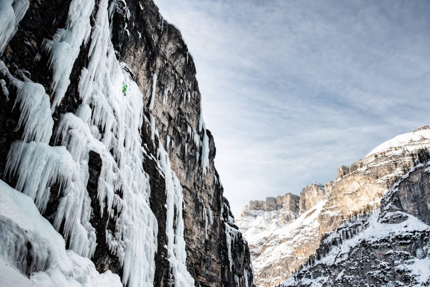 Simon Messner rád leze - po skále, tak i ledu.