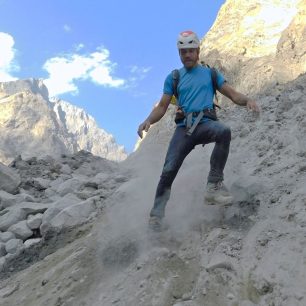 Pavel Kořínek na ledovci Hassanabad v údolí Muchu Chhish.
