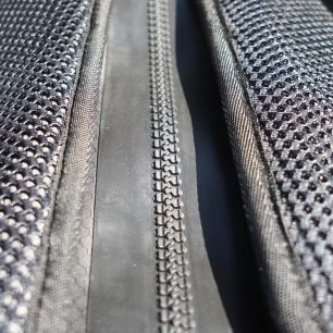 Detail zipu zadního vstupu do batohu Ortlieb Atrack BP 25.