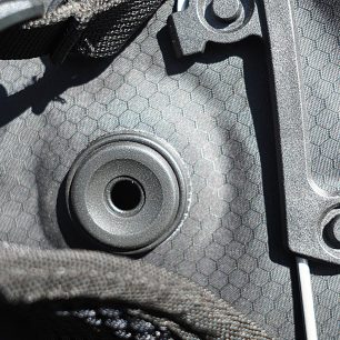 K batohu Ortlieb Atrack BP 25 je dodávána průchodka na hadičku pitného vaku.