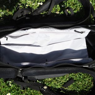 Pohled dovnitř batohu Atrack BP 25, kde najdete čtyři zipové kapsy.