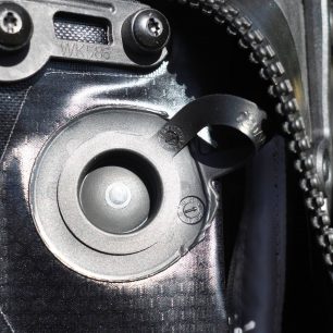 Pohled zevnitř na ucpávku díry pro pitný vak. Batoh Atrack BP25 je tak plně vodotěsný.