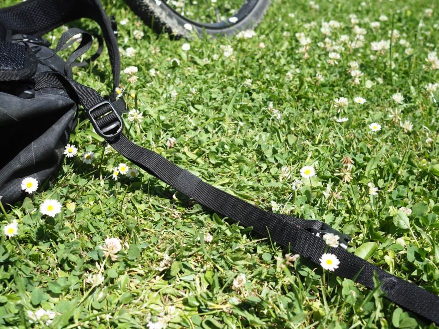 Tenký bederní popruh je ramenním popruhem spojen plastovou sponou. Ortlieb Atrack BP 25.