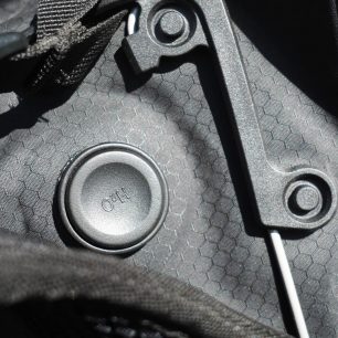 Ucpávka na hadičku pitného vaku batohu Ortlieb Atrack BP25.