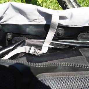 Uvnitř Atracku BP 25 najdete i kompresní popruh, který je protažen přes dvě kompozitové tyčinky pro lepší rozmístění obsahu batohu.