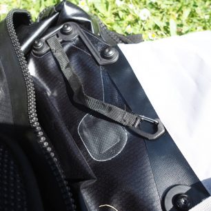 Uvnitř batohu Atrack BP 25 je i háček na klíče.