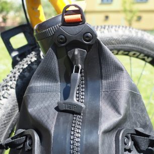 Velké táhlo TIZIPu na batohu Ortlieb Atrack BP 25.