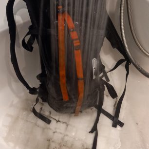 Výhoda vodotěsného batohu Ortlieb Atrack BP 25, pokud je špinavý, prostě ho osprchujte.