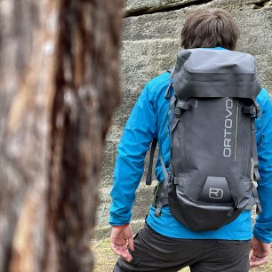 Jednoduchý, ale účelný tvar batohu ORTOVOX Peak 40 Dry.