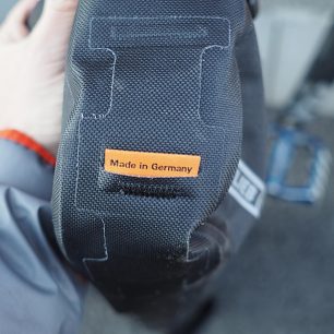 Hrdý štítek Made in Germany na brašně Ortlieb Frame-pack toptube RC.