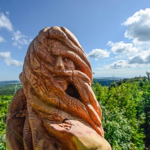 Dřevěná socha na vrcholu Meluzína.