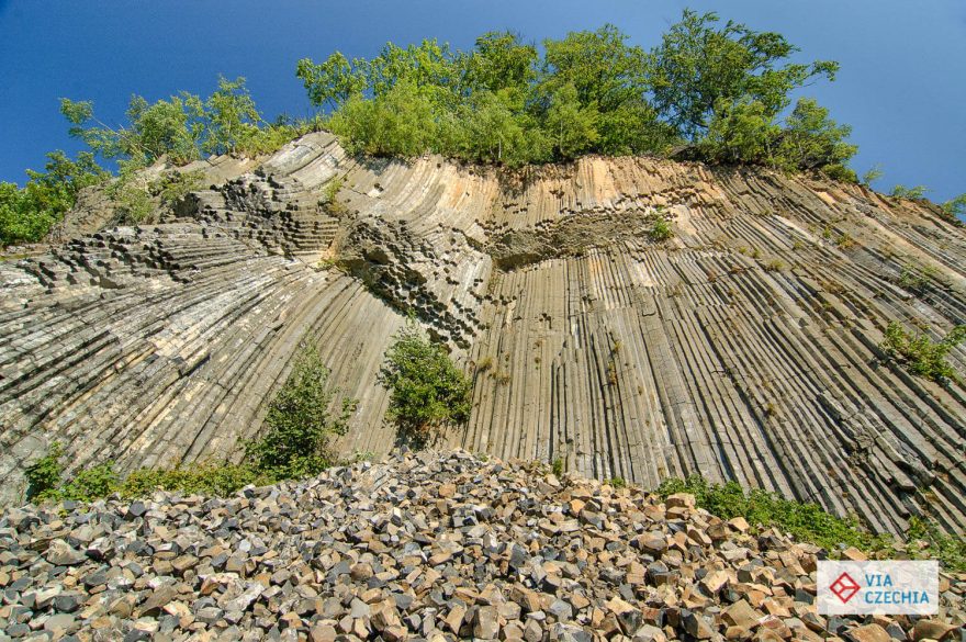 Mohutné čedičové sloupce v bývalém lomu a rezervaci Zlatý vrch
