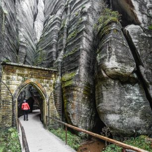 Gotická brána z roku 1839 označovala původní vstup do Adršpašských skal