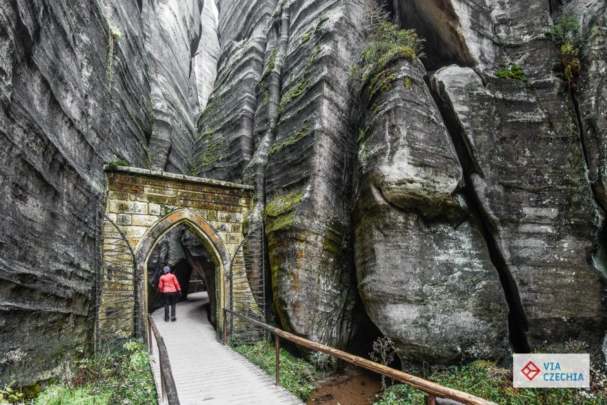 Gotická brána z roku 1839 označovala původní vstup do Adršpašských skal