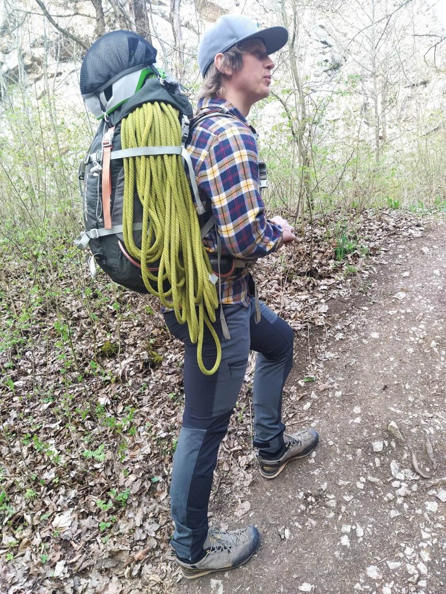 Při chůzi jsou kalhoty pohodlné