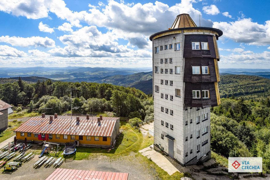 Z vrcholu Čerchova se otevírá kruhový výhled